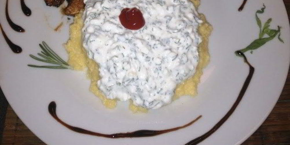 Как приготовить поленту с творожным соусом и зеленью