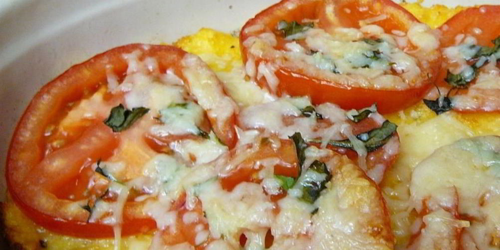 Как приготовить запеченную кукурузную кашу с помидорами и сыром