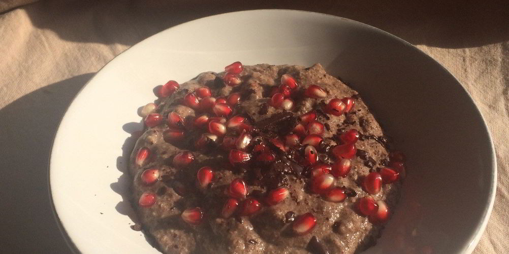 Как приготовить льняную кашу с гранатом и шоколадной крошкой