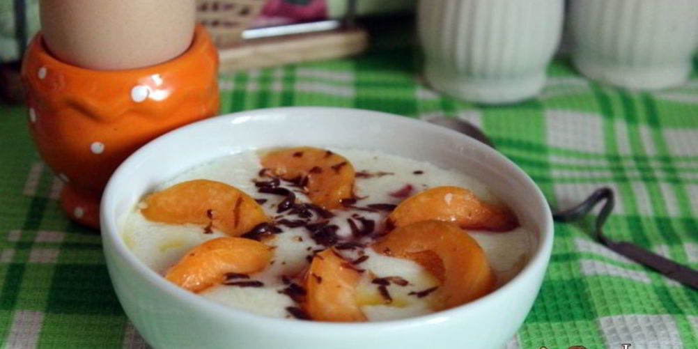 Как приготовить манную кашу с абрикосами, шоколадом и клубничным сиропом