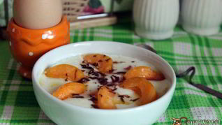 Рецепт Манной каши с абрикосами, шоколадом и клубничным сиропом