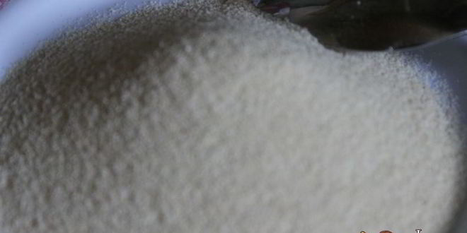 Рецепт манной каши с абрикосами, шоколадом и клубничным сиропом