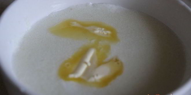 Рецепт манной каши с абрикосами, шоколадом и клубничным сиропом