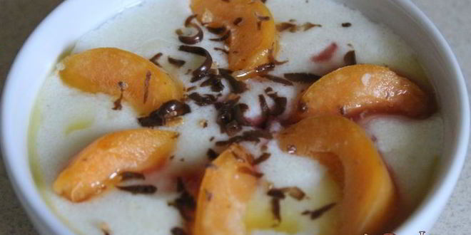 Рецепт манной каши с абрикосами, шоколадом и клубничным сиропом