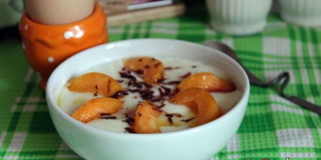 Рецепт манной каши с абрикосами, шоколадом и клубничным сиропом