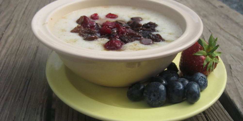 Как приготовить манную кашу с белым и темным шоколадом и вяленой вишней