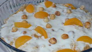 Рецепт Хрустящей овсянки с йогуртом, персиками и абрикосами