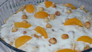 Рецепт Хрустящей овсянки с йогуртом, персиками и абрикосами