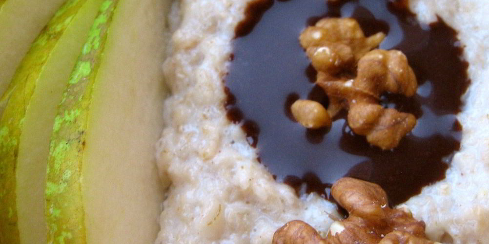 Как приготовить овсяную кашу с грушей, грецким орехом и острым шоколадным соусом