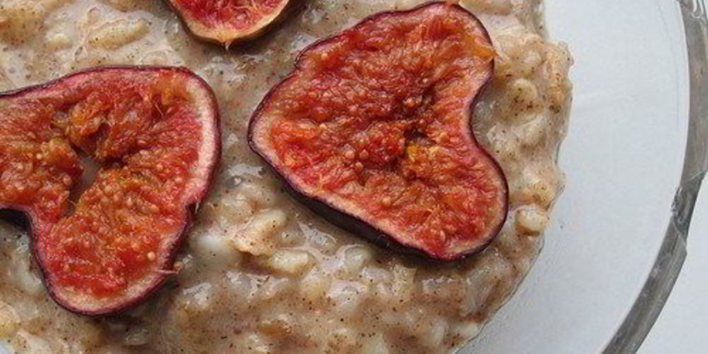 Как приготовить овсяную кашу с инжиром и теплым медовым соусом