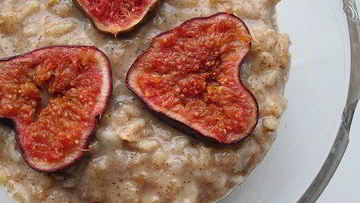 Рецепт Овсяной каши с инжиром и теплым медовым соусом