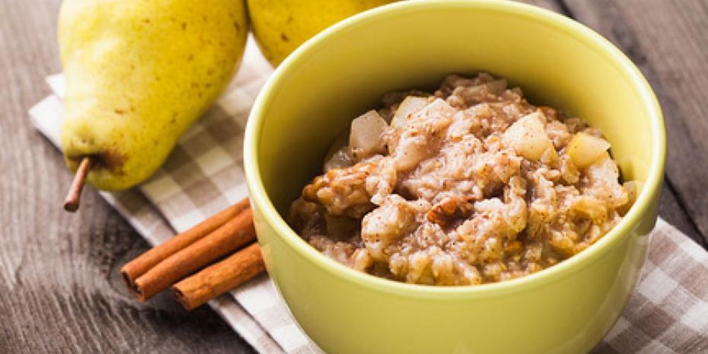 Как приготовить овсяную кашу с корицей и ломтиками груши