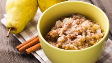 Рецепт Овсяной каши с корицей и ломтиками груши