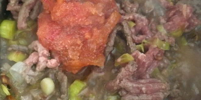 Рецепт овсяной каши с мясным соусом и красным вином