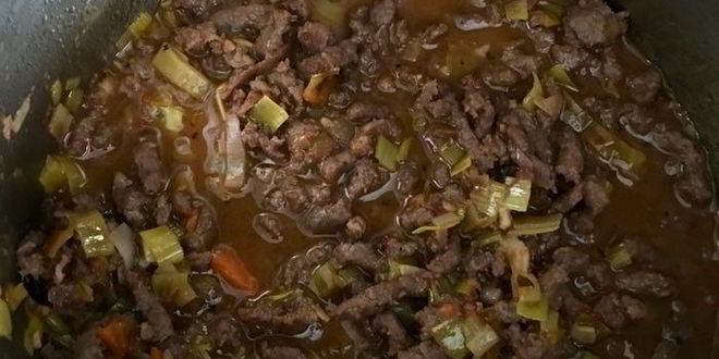 Рецепт овсяной каши с мясным соусом и красным вином