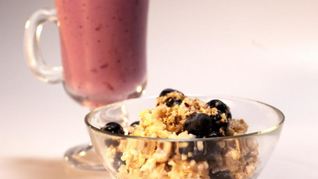 Рецепт Овсяной каши с орехами и питьевой йогурт с черникой