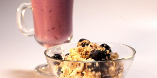 Рецепт овсяной каши с орехами и питьевой йогурт с черникой