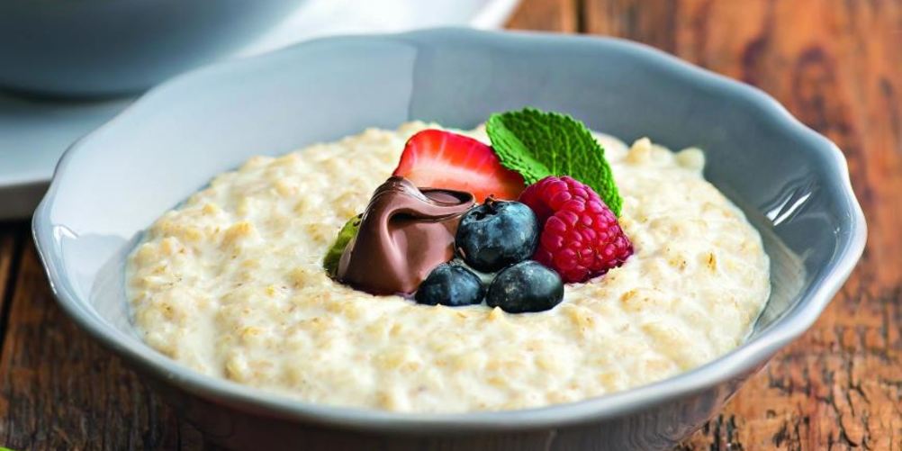 Как приготовить овсяную кашу с ягодами и ореховой пастой