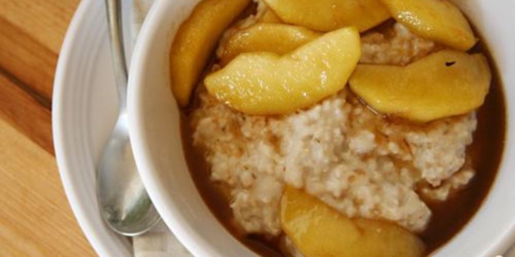 Как приготовить овсяную кашу с жареными яблоками