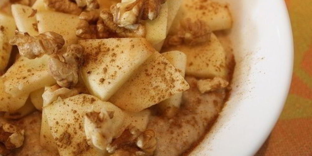 Как приготовить овсянку с яблоками, медом и грецкими орехами