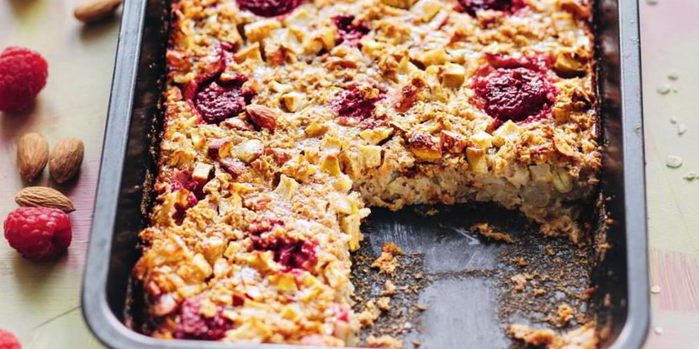 Как приготовить запеченную с малиной и яблоками овсянка