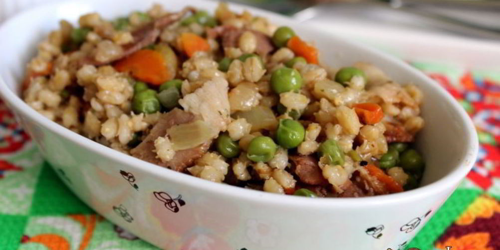 Как приготовить перловую кашу с беконом и зеленым горошком