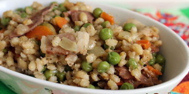 Рецепт перловой каши с беконом и зеленым горошком