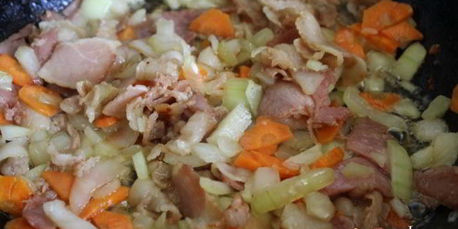 Рецепт перловой каши с беконом и зеленым горошком