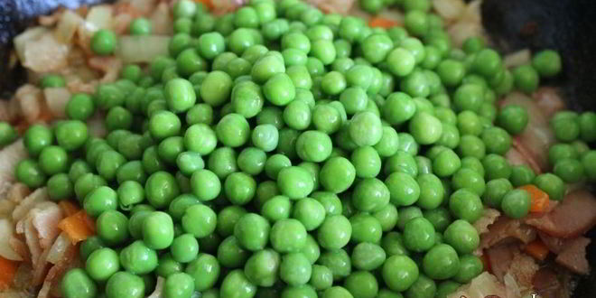 Рецепт перловой каши с беконом и зеленым горошком