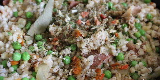 Рецепт перловой каши с беконом и зеленым горошком