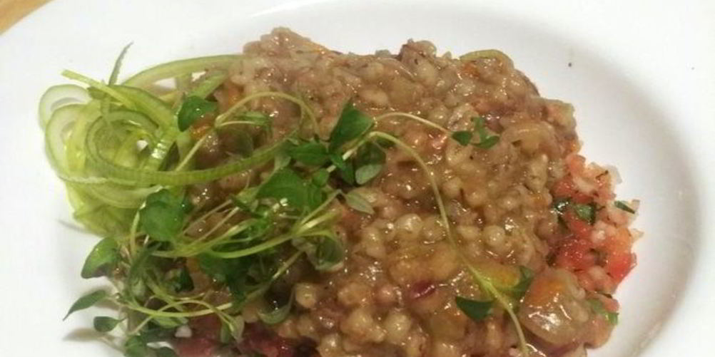 Как приготовить перловую кашу с тушеной говядиной и конкассе из томатов