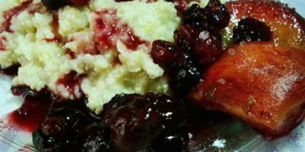 Как приготовить пшенную кашу с ягодно-фруктовым соусом