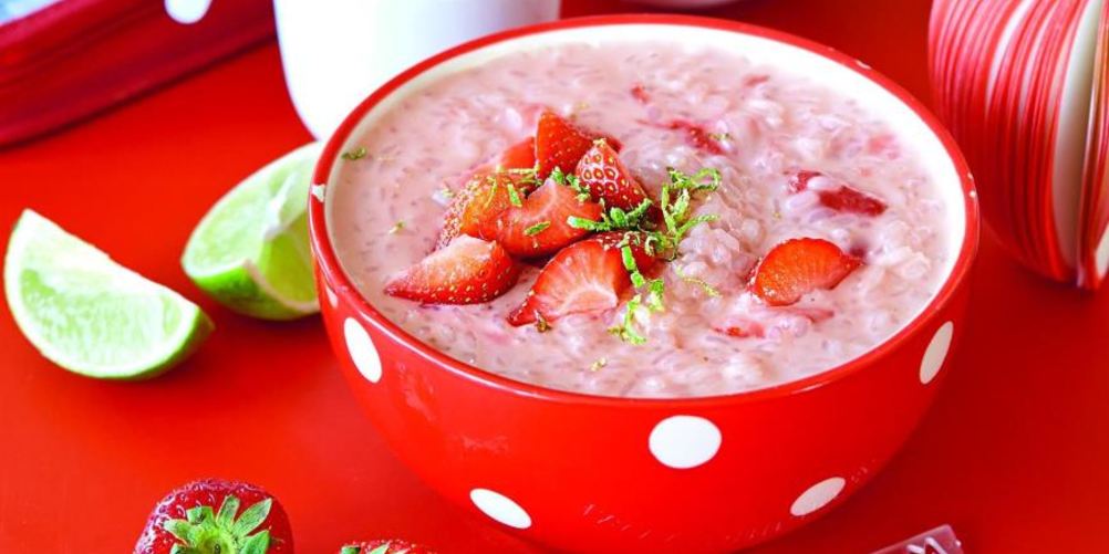 Как приготовить кокосовую рисовую кашу с клубникой