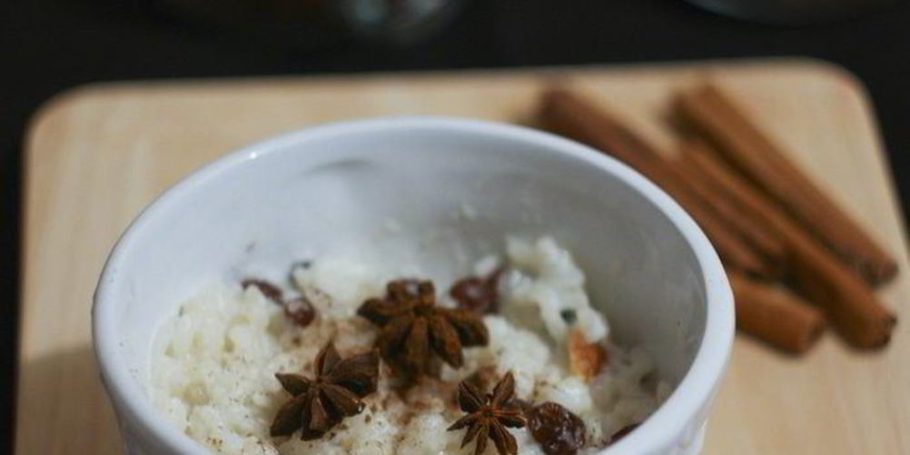 Как приготовить пряную рисовую кашу с изюмом на кокосовом молоке