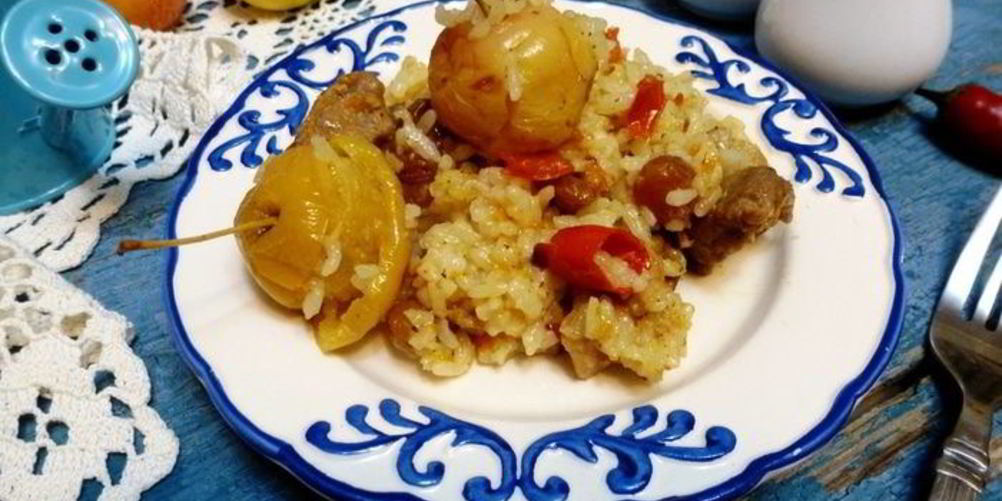 Как приготовить рисовую кашу ароматную с мясом и яблоками