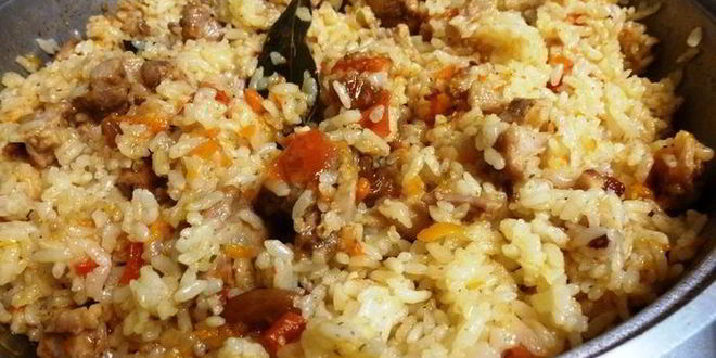 Рецепт рисовой каши ароматной с мясом и яблоками