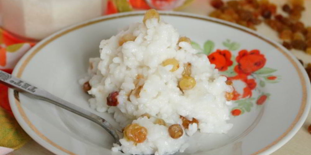 Как приготовить рисовую кашу на воде с изюмом
