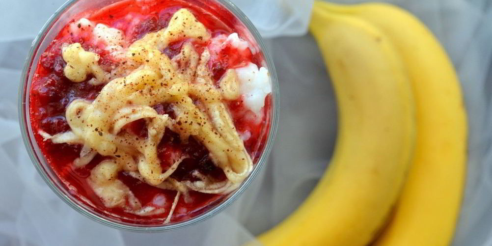 Как приготовить рисовую кашу с брусничным сиропом и бананом