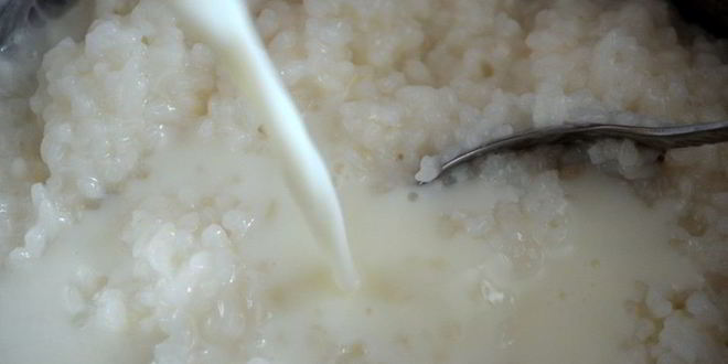 Рецепт рисовой каши с брусничным сиропом и бананом