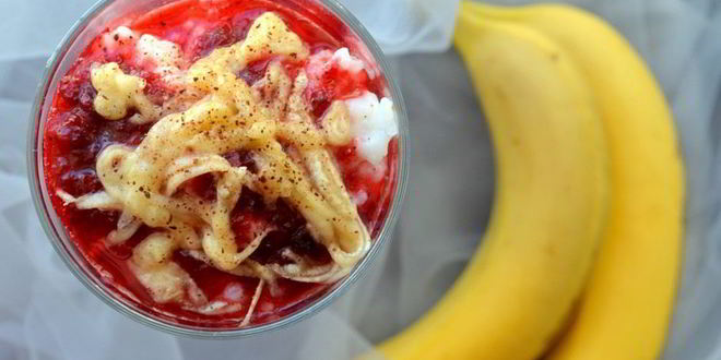 Рецепт рисовой каши с брусничным сиропом и бананом