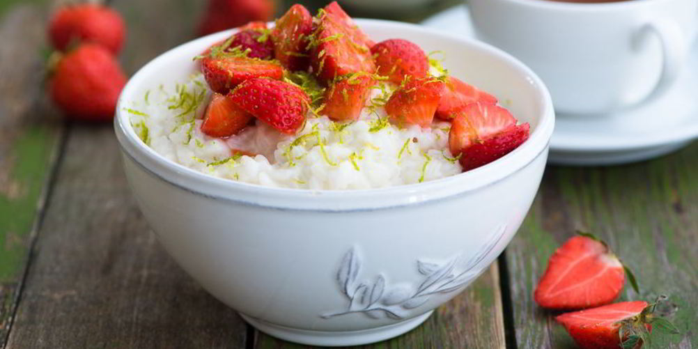 Как приготовить рисовую кашу с клубникой и кокосовым молоком