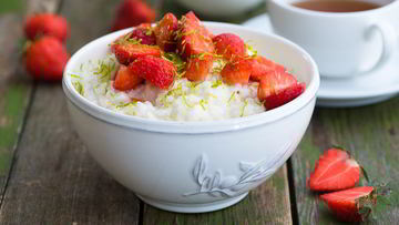 Рецепт Рисовой каши с клубникой и кокосовым молоком