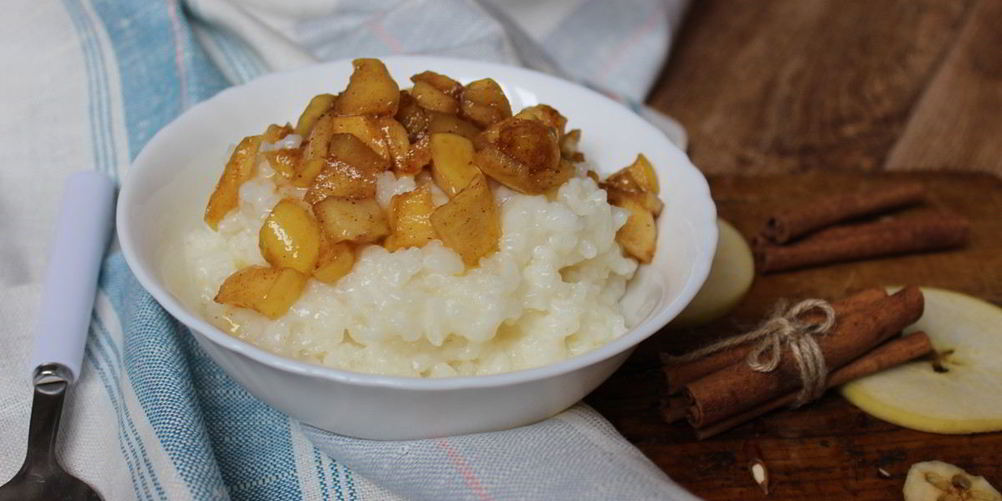 Как приготовить рисовую кашу с яблоками и корицей