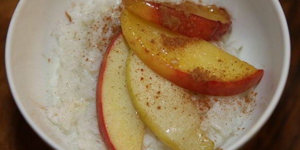 Как приготовить рисовую кашу с яблоками, медом и корицей