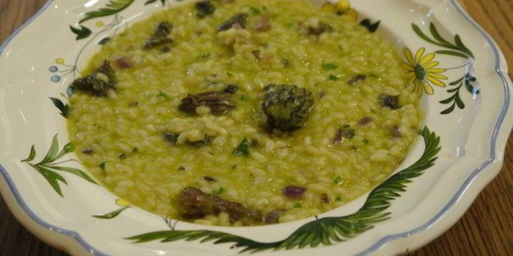 Как приготовить рисовую кашу со сморчками и зеленым горошком