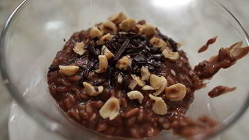 Рецепт Шоколадной рисовой каши с изюмом и орехами