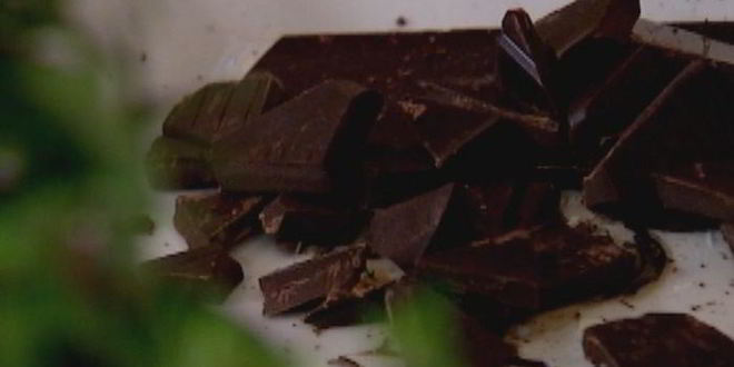 Рецепт шоколадной рисовой каши с изюмом и орехами