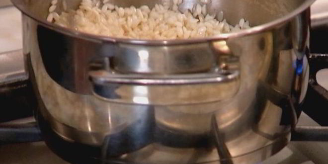 Рецепт шоколадной рисовой каши с изюмом и орехами