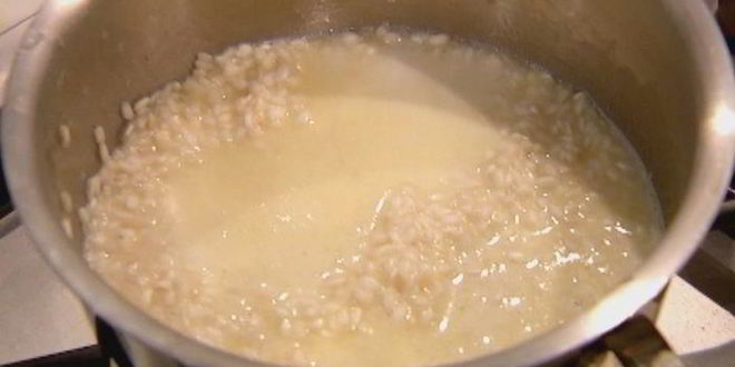 Рецепт шоколадной рисовой каши с изюмом и орехами