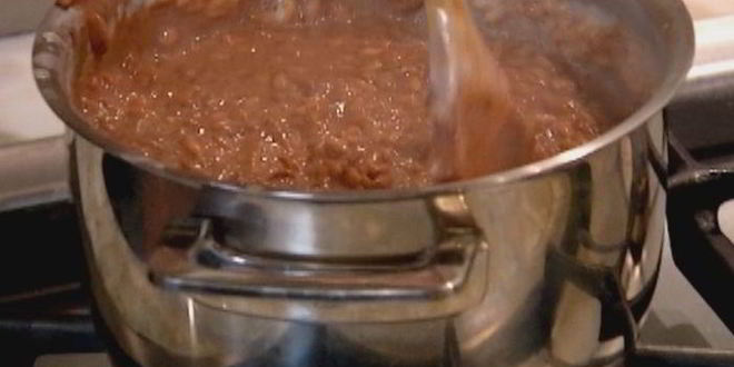 Рецепт шоколадной рисовой каши с изюмом и орехами